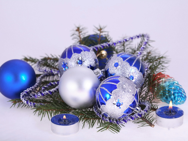 Красивые елочные украшения на сером фоне на Новый год 2020 