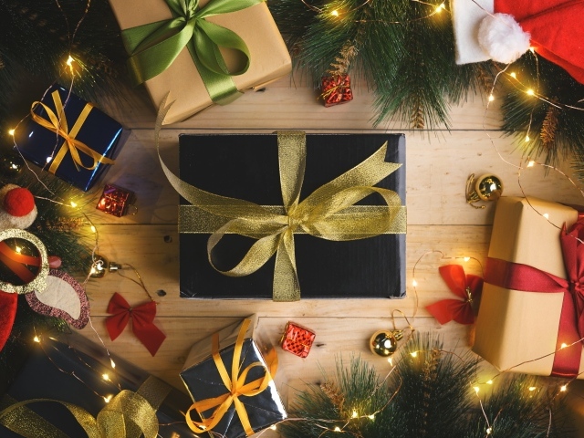 Новогодние подарки с еловыми ветками и гирляндой 