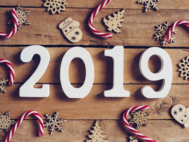 Цифры 2019 с украшениями на деревянном фоне