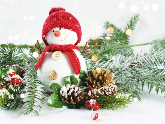 Маленький снеговик с еловыми ветками 