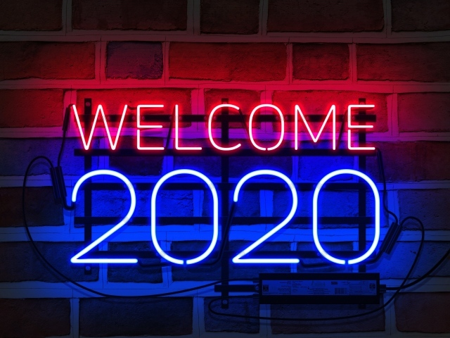 Неоновая надпись Welcome 2020 на стене