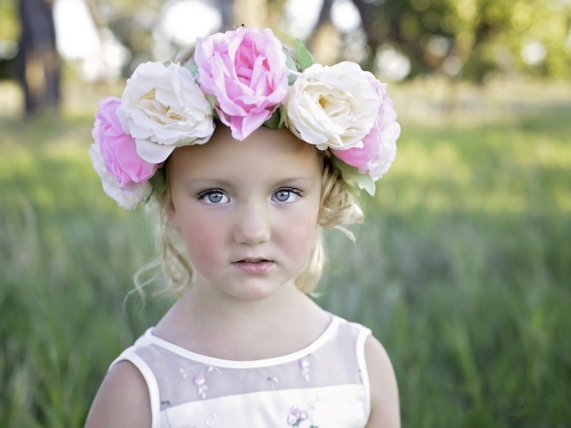 Красивая девочка с венком из цветов на голове