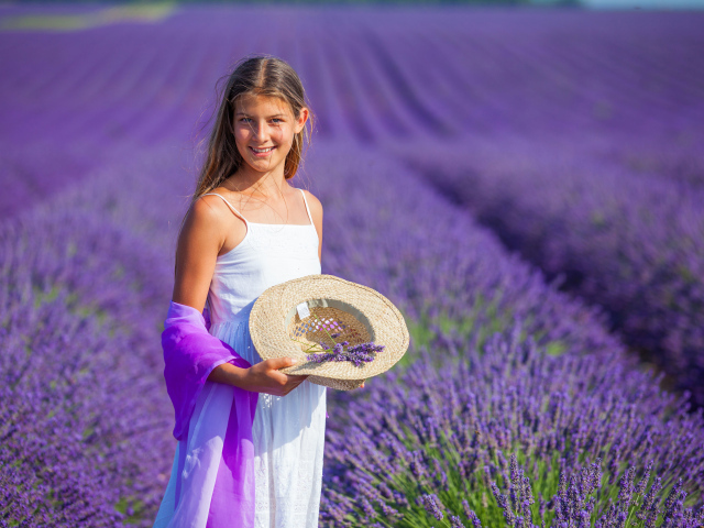 Девочка с белом сарафане на лавандовом поле