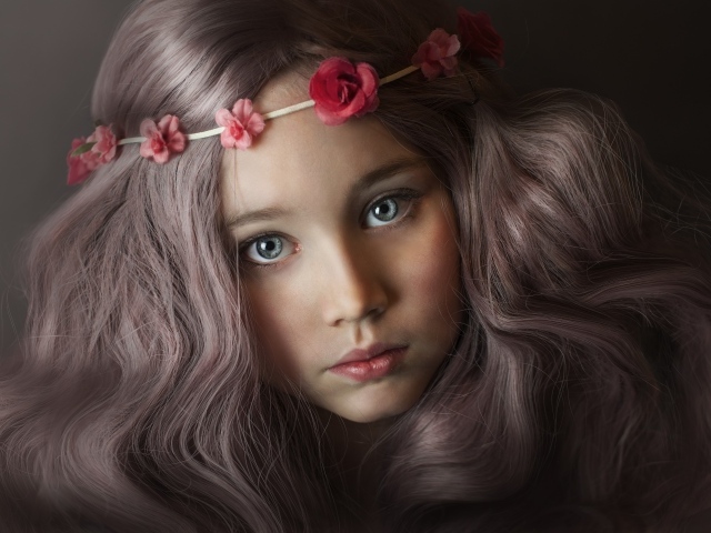 Девочка с красивыми волосами с венком на голове