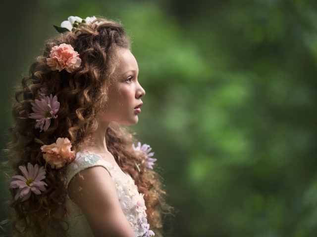 Девочка с красивыми длинными волосами с цветами