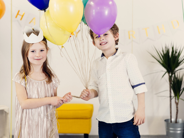 Маленькие мальчик и девочка отмечают день рождения 