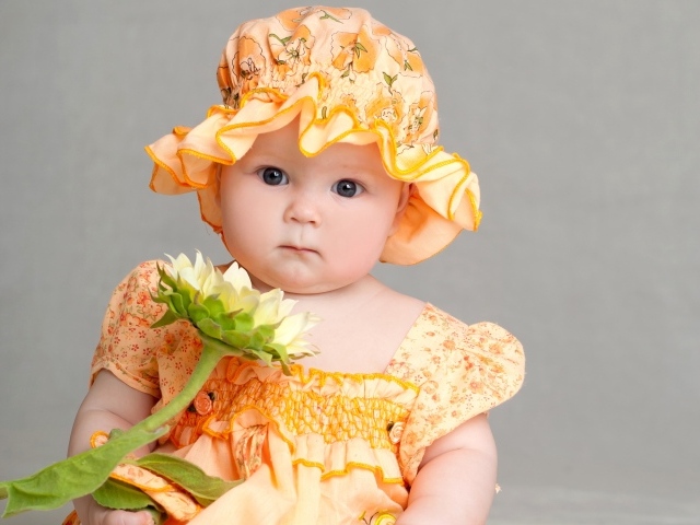 Маленькая девочка в красивом наряде с цветком