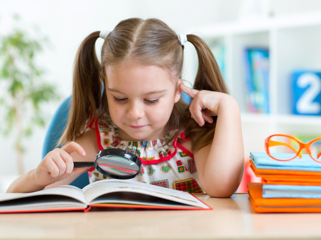 Маленькая девочка школьница с книгой 