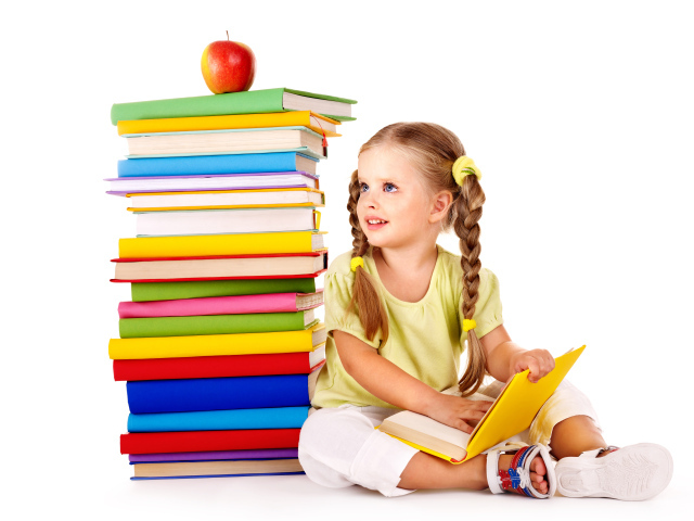 Маленькая девочка школьница с книгами на белом фоне