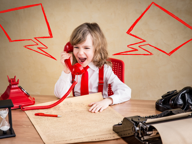 Девочка ведет переговоры по старому телефону