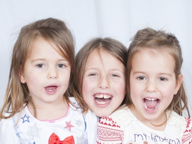 Три маленькие улыбающиеся девочки сестры 