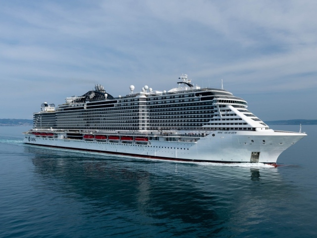 Красивый большой круизный лайнер MSC Seaview