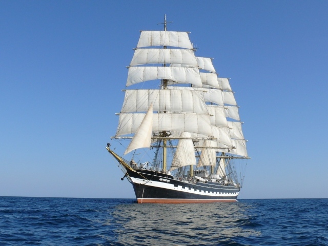 Большой красивый парусник 