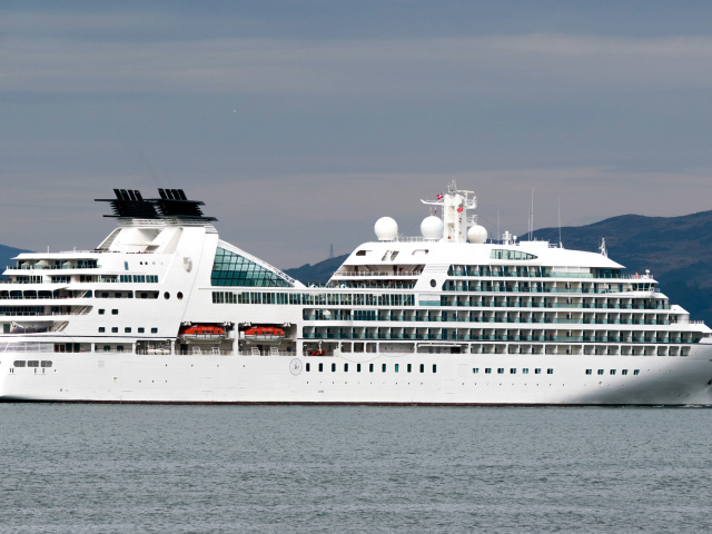 Роскошный белый круизный лайнер MV Seabourn Quest