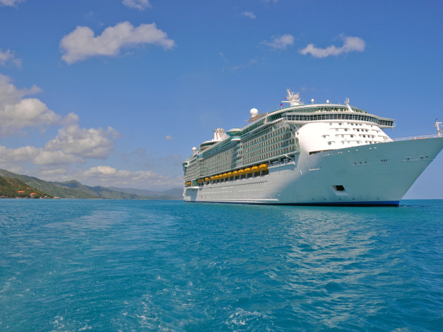 Белый круизный лайнер в голубой воде