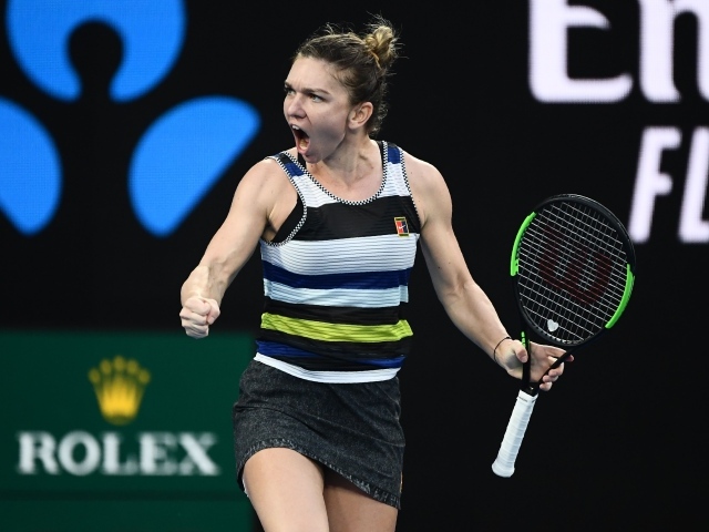 Румынская теннисистка Симона Халеп с ракеткой кричит на корте