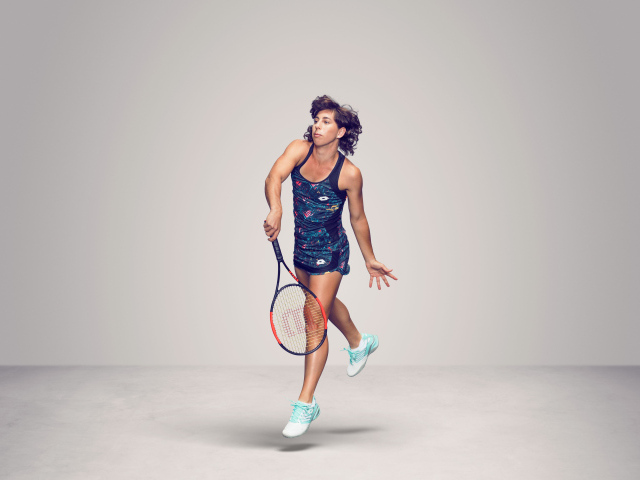 Испанская теннисистка Карла Суарес Наварро с ракеткой на сером фоне
