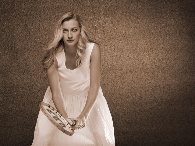 Теннисистка Петра Квитова в белом платье с ракеткой