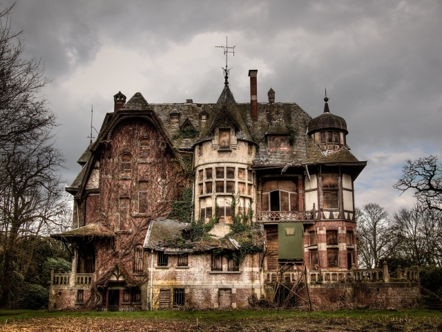 Старый заброшенный дом на фоне грозового неба