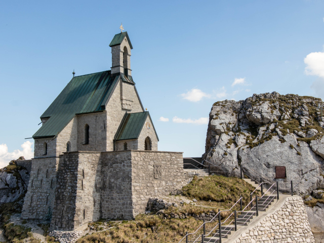 Старая церковь на скале под голубым небом