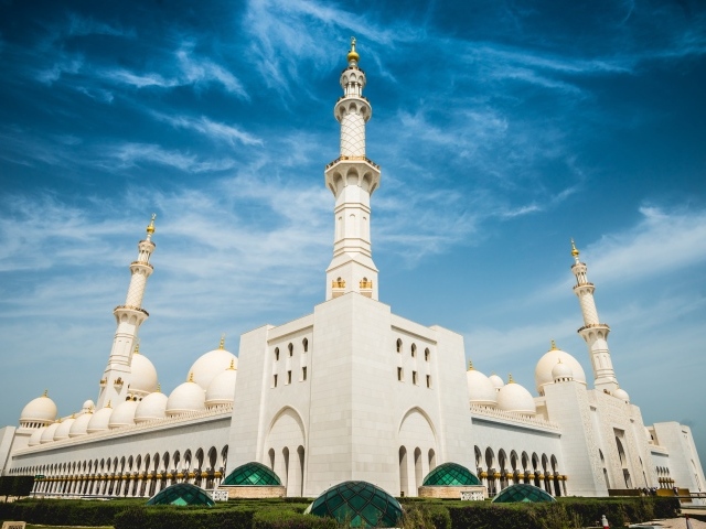 Белая мечеть под красивым голубым небом