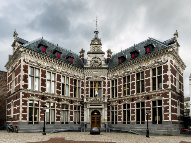 Красивый Утрехтский университет под пасмурным небом, Нидерланды