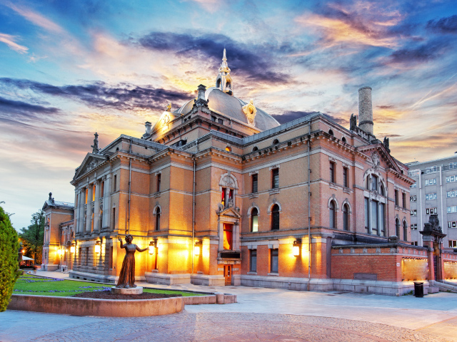 Норвежский национальный театр под красивым небом, Осло. Норвегия