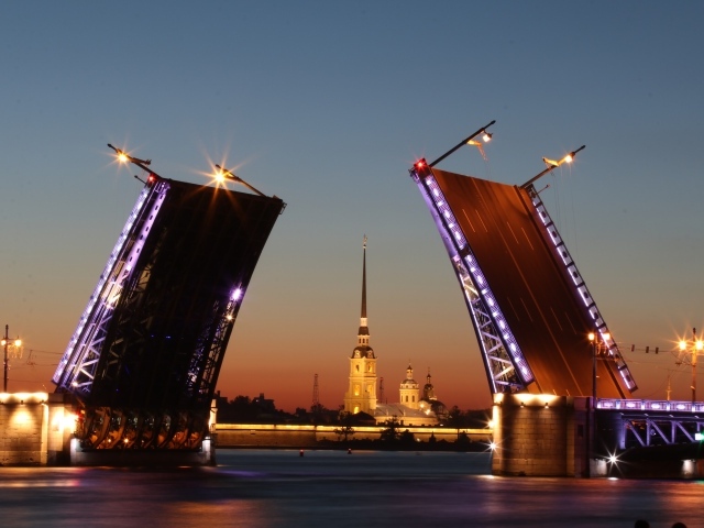 Мосты разводят вечером над Невой, Санкт-Петербург Россия
