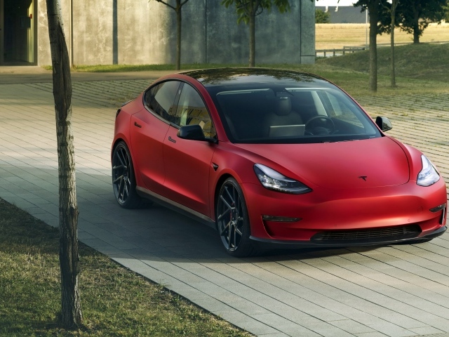 Красный автомобиль Novitec Tesla Model 3 2019 года 