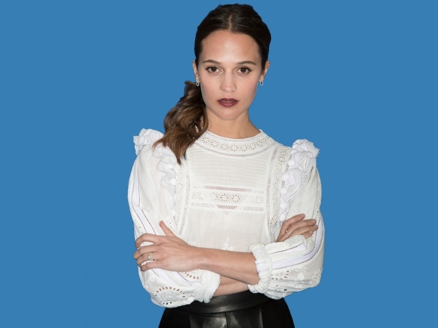 Актриса Алисия Викандер в белой блузке на синем фоне