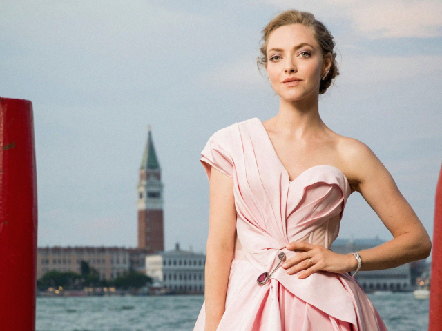 Актриса Аманда Сейфрид в красивом розовом платье 