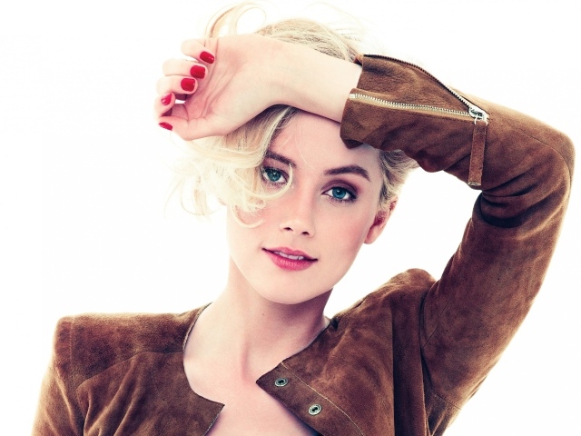 Актриса Эмбер Хёрд с красным маникюром на белом фоне