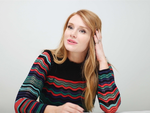 Актриса Брайс Даллас Ховард на сером фоне