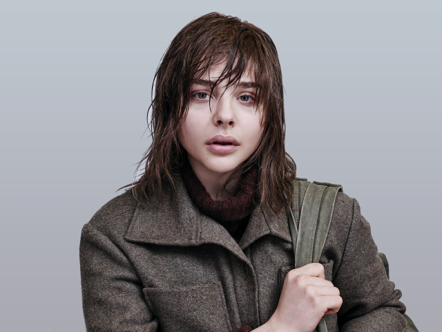 Актриса Хлоя Грейс Морец с мокрыми волосами в пальто 