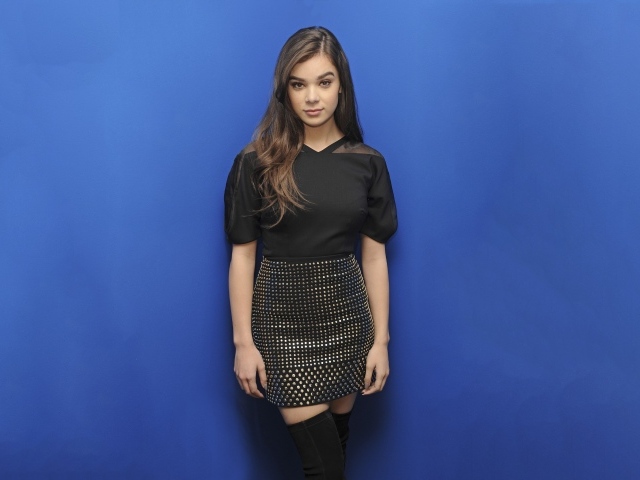 Актриса Хейли Стейнфилд на синем фоне