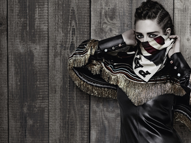 Актриса Кристен Стюарт с закрытым лицом на деревянном фоне