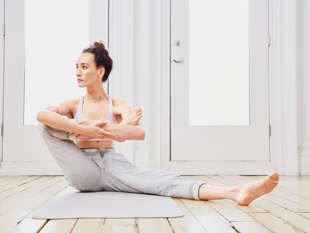 Актриса Мэгги Кью занимается йогой 