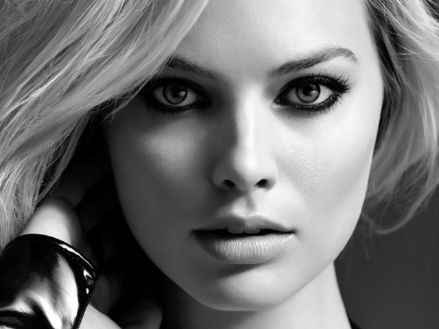 Актриса Марго Робби лицо крупным планом черно белое фото