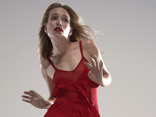 Актриса Пайпер Перабо в красном платье на сером фоне