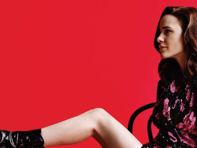Актриса Рэйчел Броснахэн на красном фоне