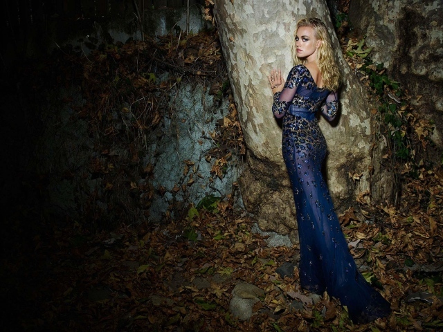 Актриса Ивонн Страховски в красивом платье