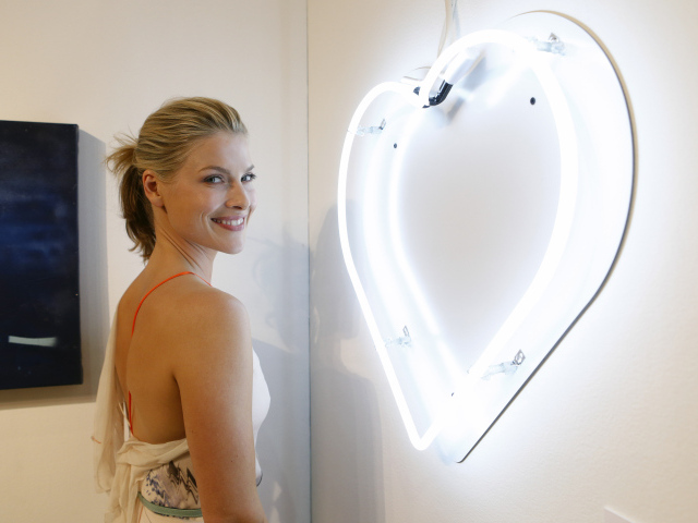 Американская актриса Эли Лартер с очаровательной улыбкой