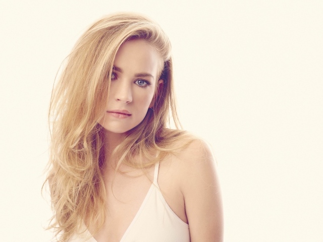 Американская актриса Бритт Робертсон фото на белом фоне