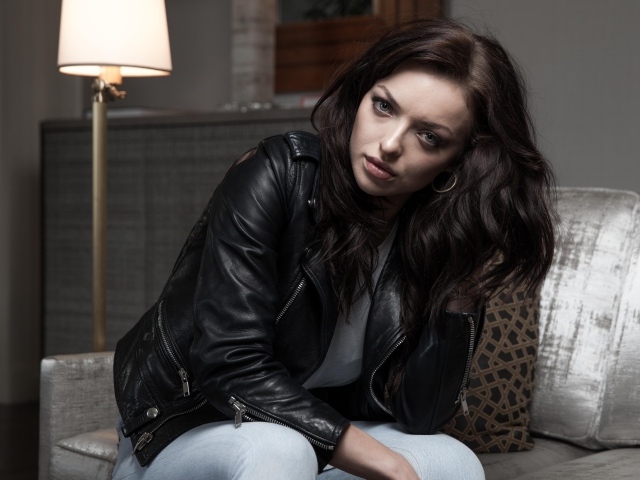 Американская актриса Франческа Фишер-Иствуд в черной кожаной куртке