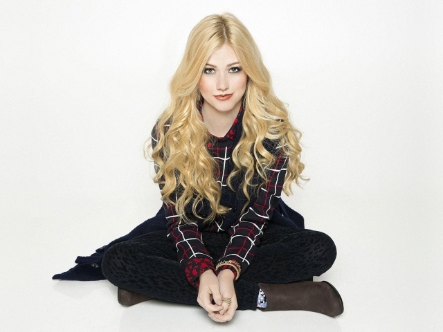 Американская актриса Кэтрин Макнамара на белом фоне