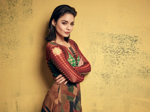 Американская актриса Ванесса Хадженс на фоне стены