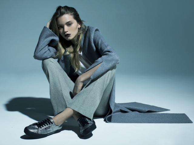 Австралийская супермодель и актриса Эбби Ли Кершоу в сером костюме