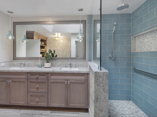 Ванная комната в сером цвете с душем 