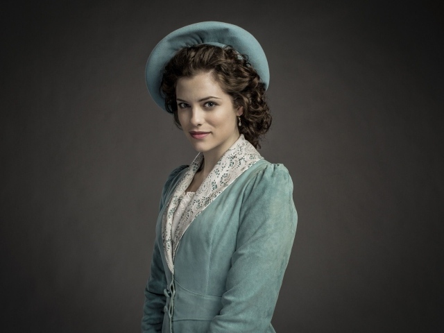 Красивая австралийская актриса Джессика де Гау в шляпке 