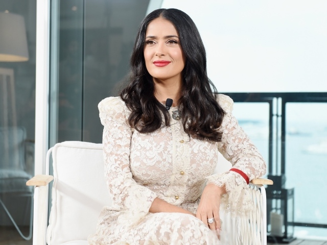 Красивая актриса Сальма Хайек в белом платье в кресле